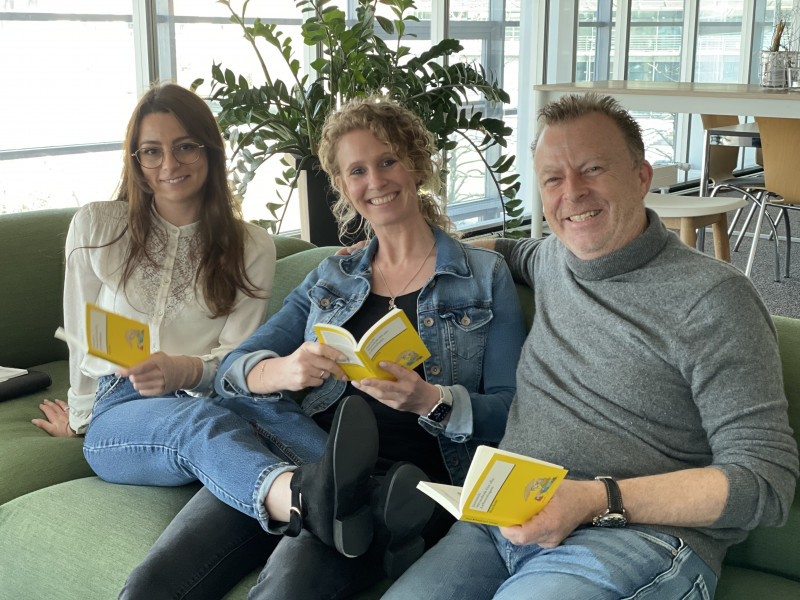 3 Leute lachen in die Kamera