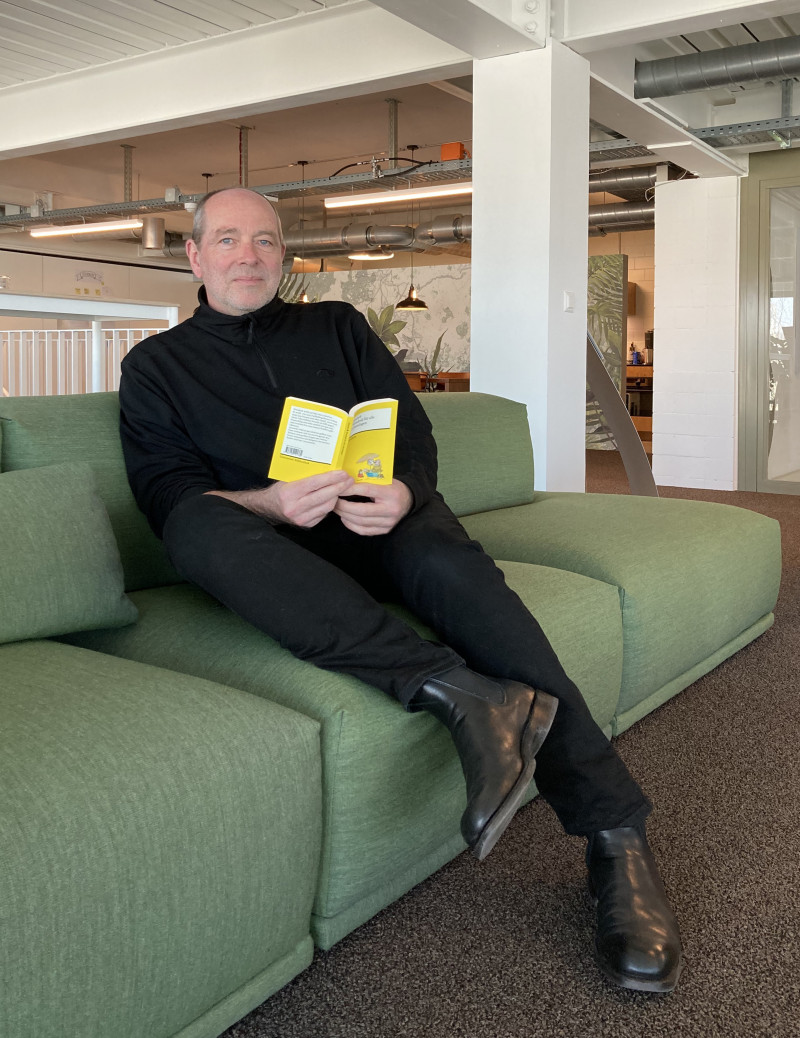 Mann liest Buch