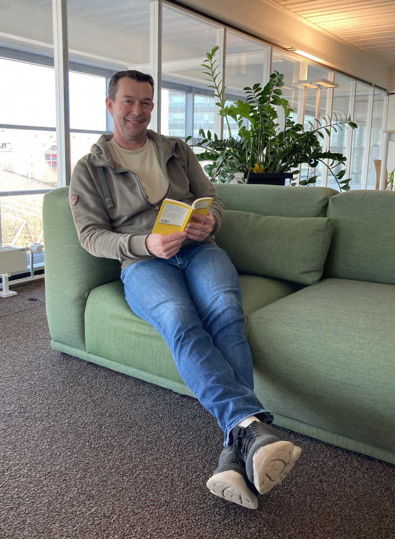 Mann liest Buch