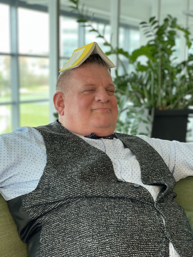 Mit mit Buch auf dem Kopf