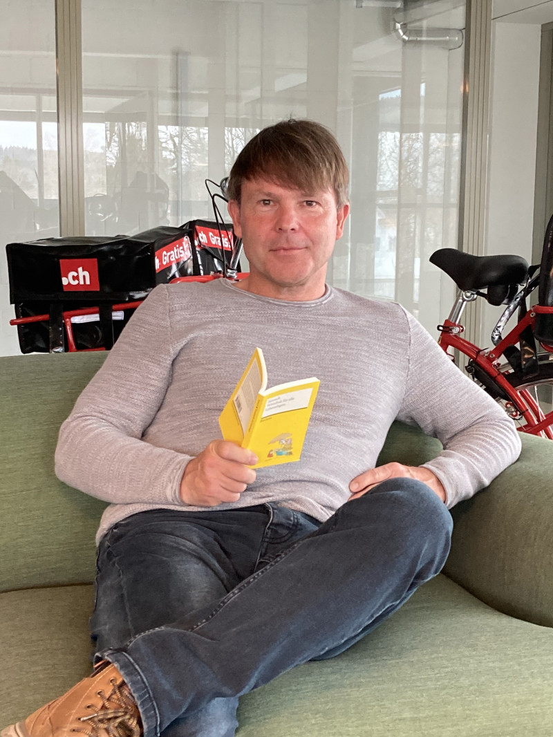 Mann mit Buch