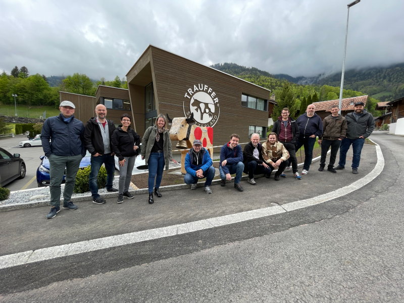 Vor der Trauffer Werkstatt: Fabio, Sven, Bernadette, Aspasia, Holzkuh, Dietmar, Nicolas, Dieter, Noel, Adrian, Martin, Daniel und Tom Will