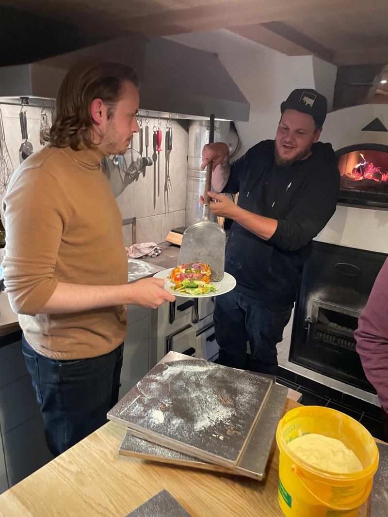 Noel bekommt die fertige Pizza geliefert