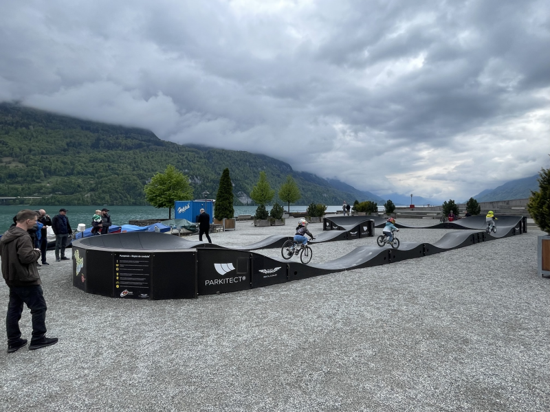 Ein Pumptrack. Eine Herausforderung für Klein und Gross.