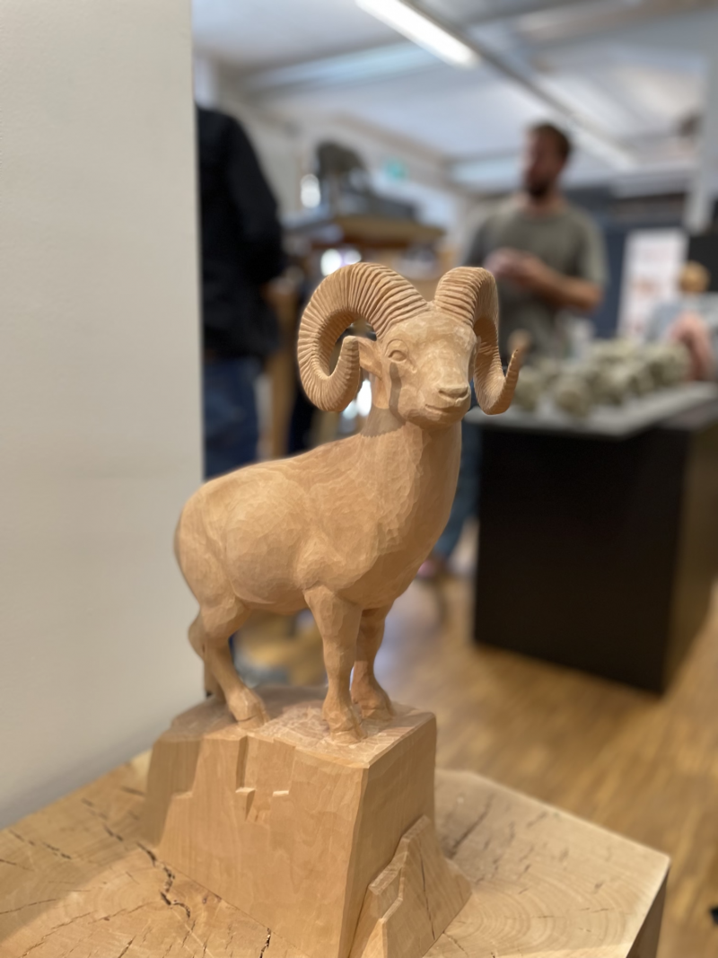 Ein fertig geschnitzter Steinbock