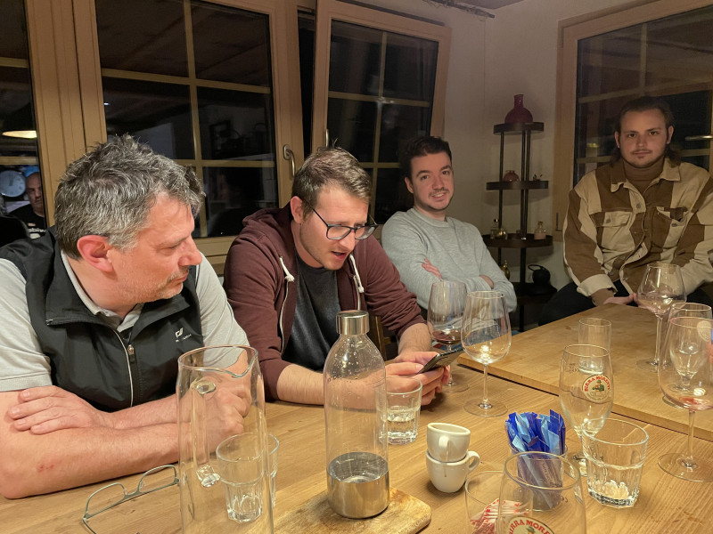 Adrian, unser Social Media Manager managt die Social Medias auch beim z'Nacht.