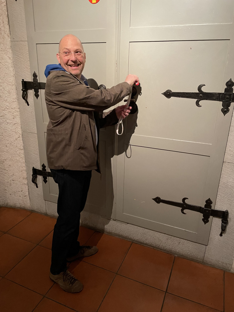 Pascal Piffaretti öffnet für uns den Tresor mit dem Zunftschatz