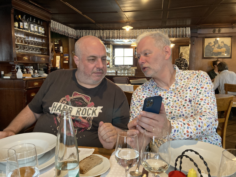 Martin und Dieter suchen das bessere Essensfoto.
