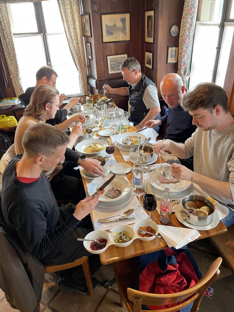 Ein reich gedeckter Tisch. Voller Pot-au-feu.