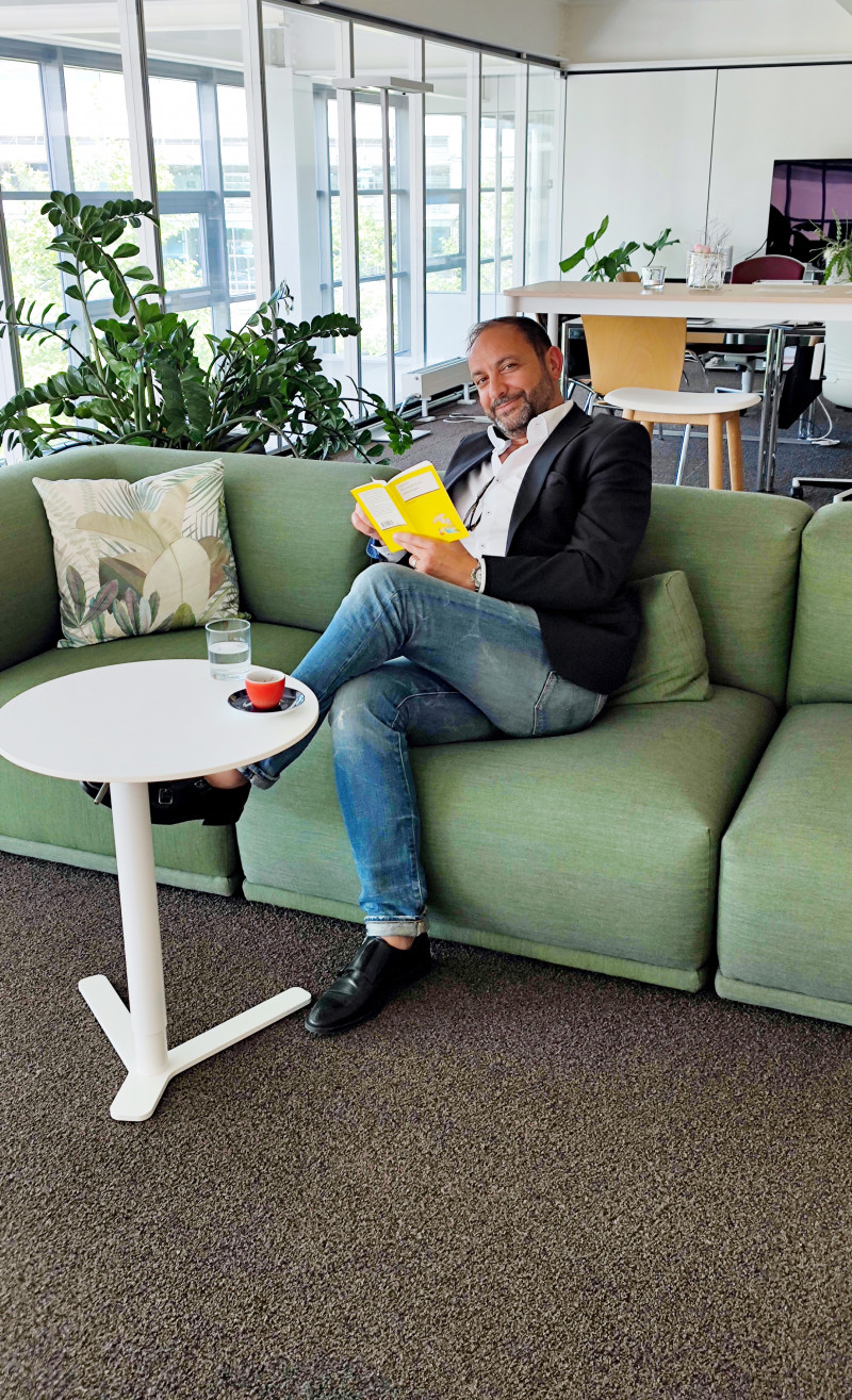 Mann auf Sofa