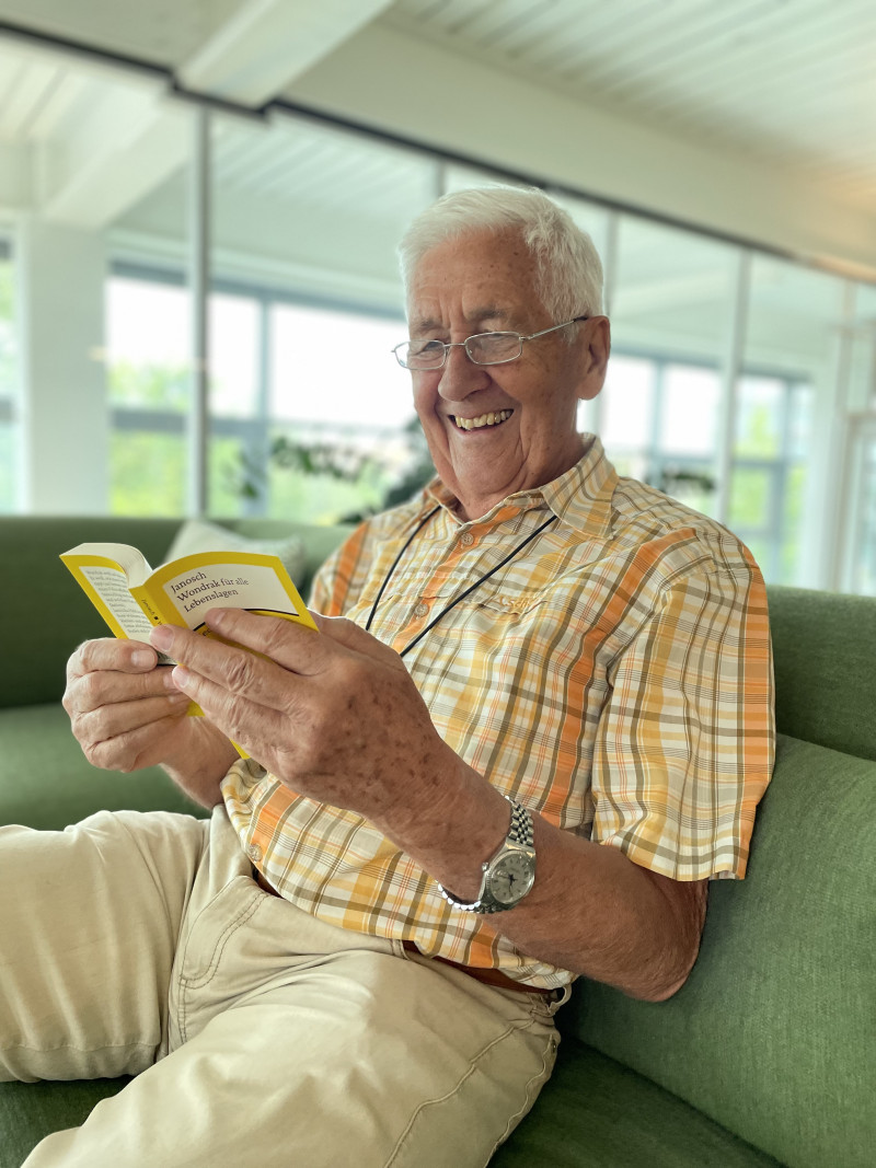 Mann liest im Buch
