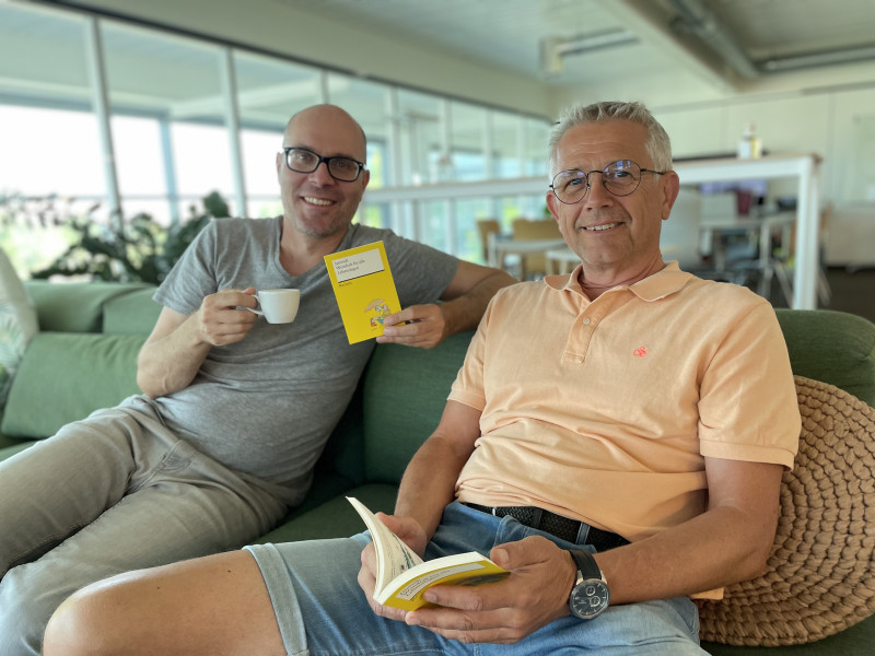 2 Mann auf Sofa