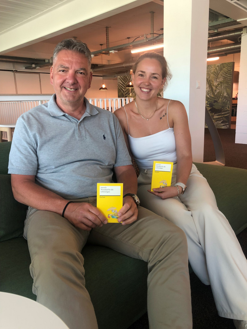 2 Personen mit Buch
