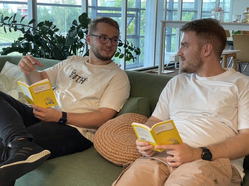 2 Mann auf Sofa
