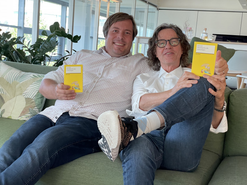 2 Personen mit Buch