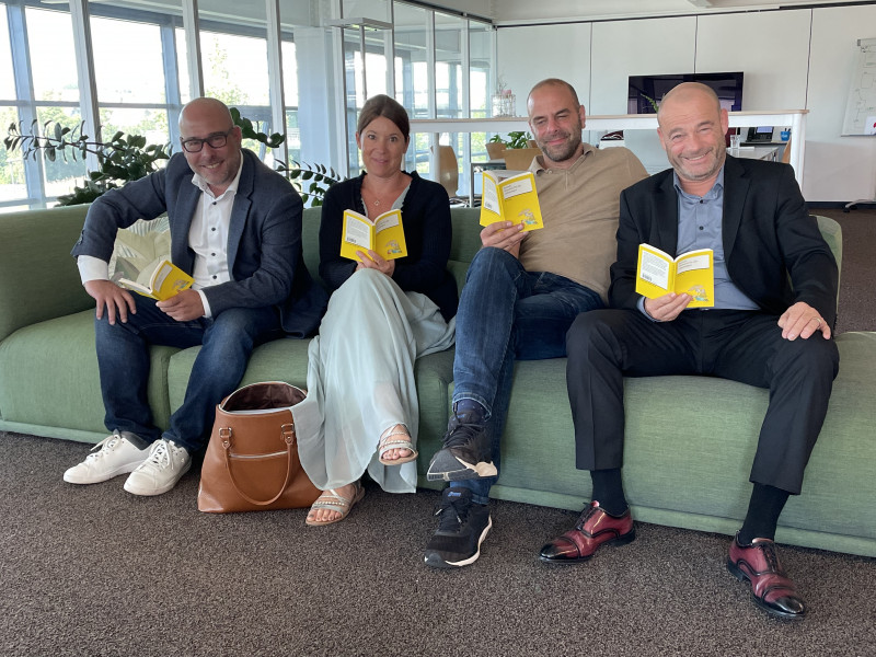 Viele Leute auf Sofa 