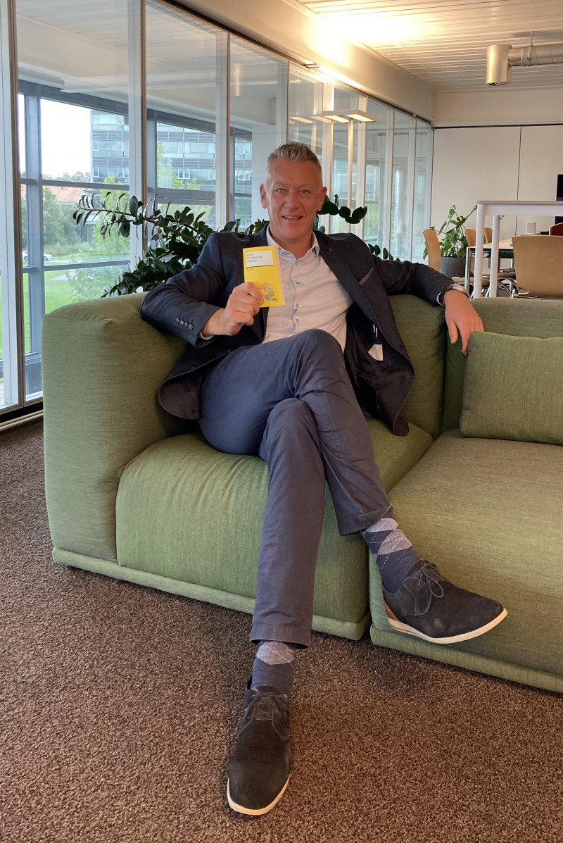 Mann auf sofa 