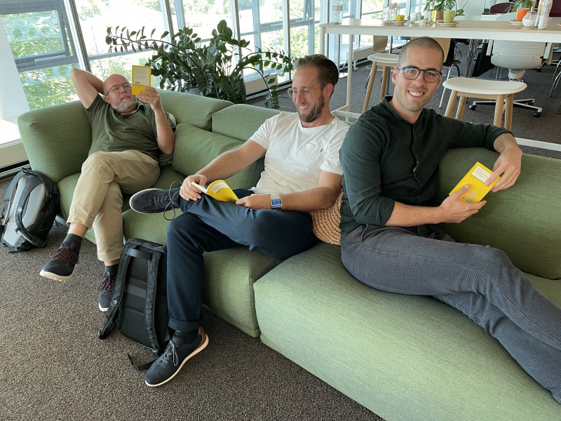 3 Personen auf Sofa