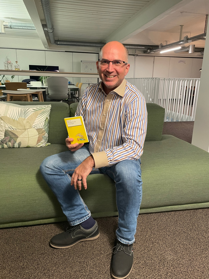 Mann mit Buch
