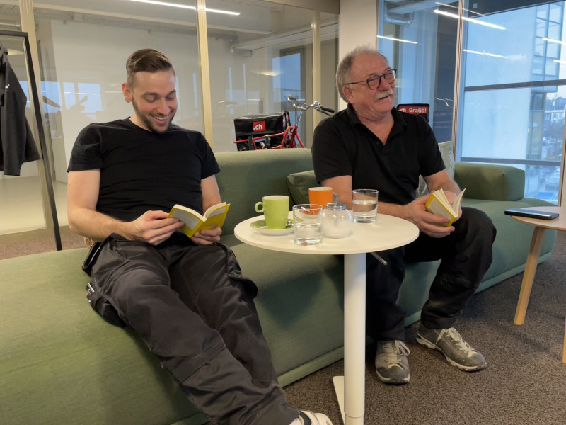2 Männer mit Buch