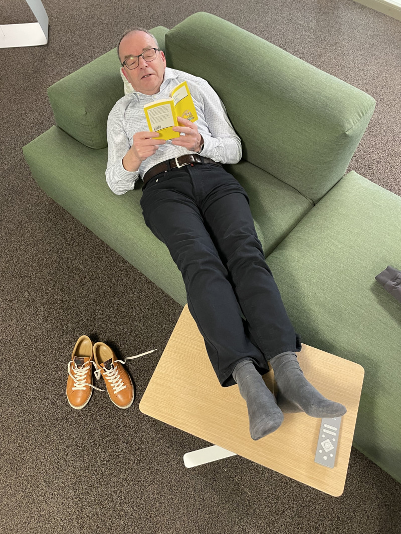 Mann mit Buch