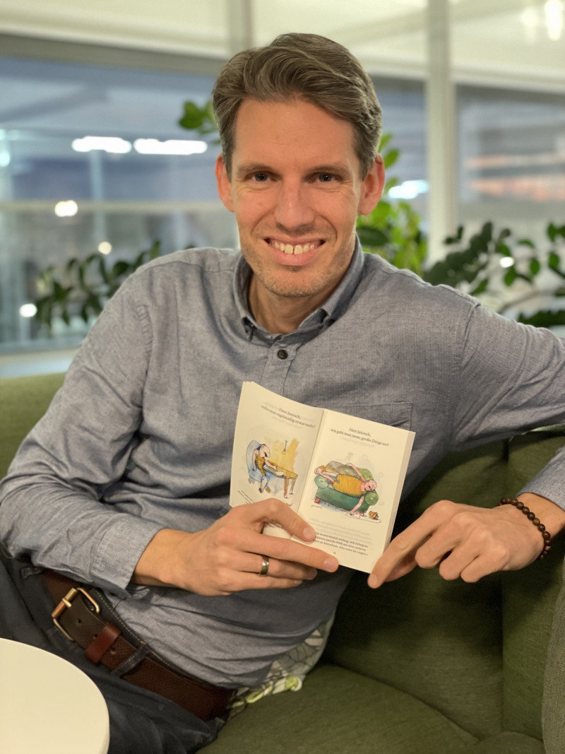 Mann mit Buch