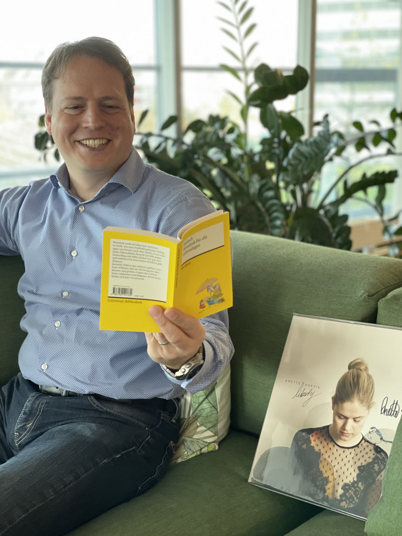 Mann mit Buch