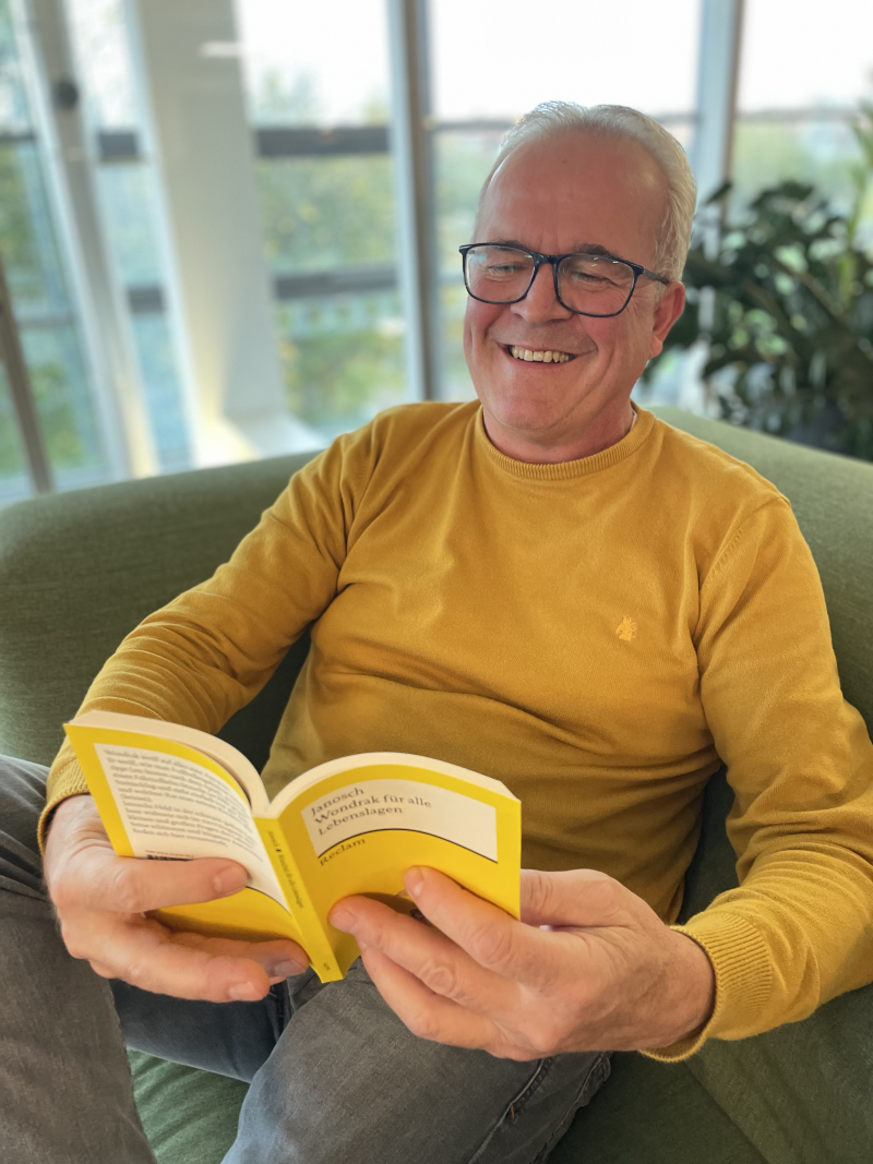 Mann liest buch