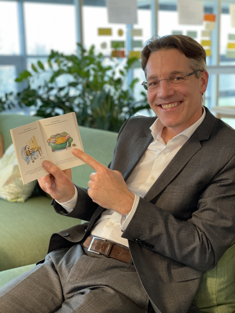 Mann liest Buch