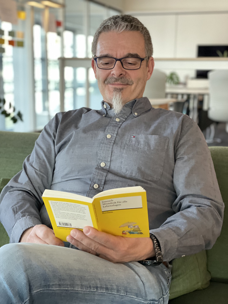 Mann liest Buch