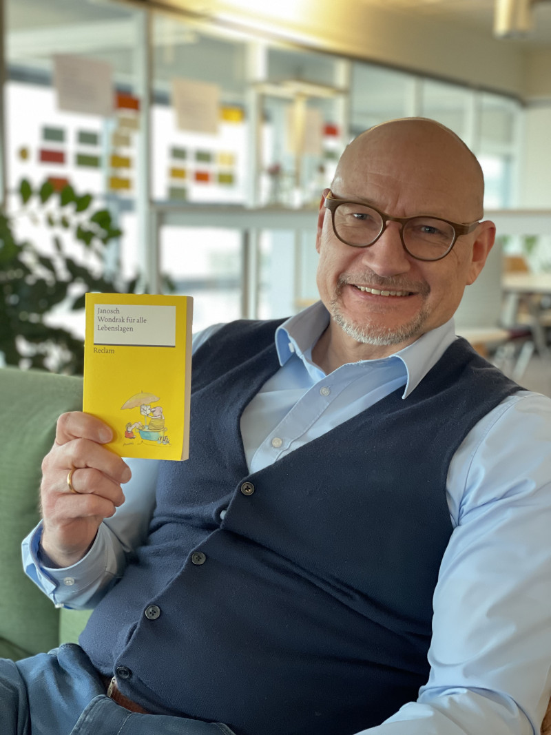 Mann liest Buch
