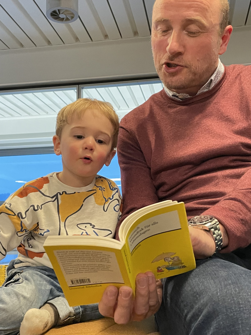 Mann liest Buch
