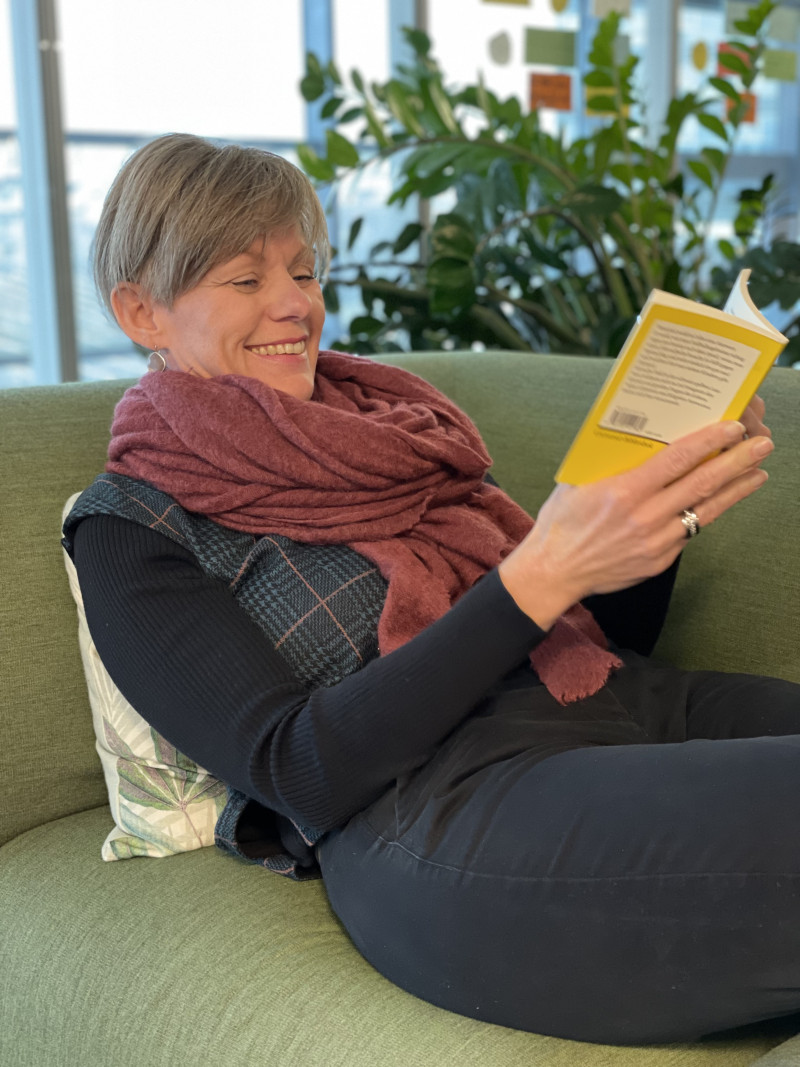 Frau liest Buch