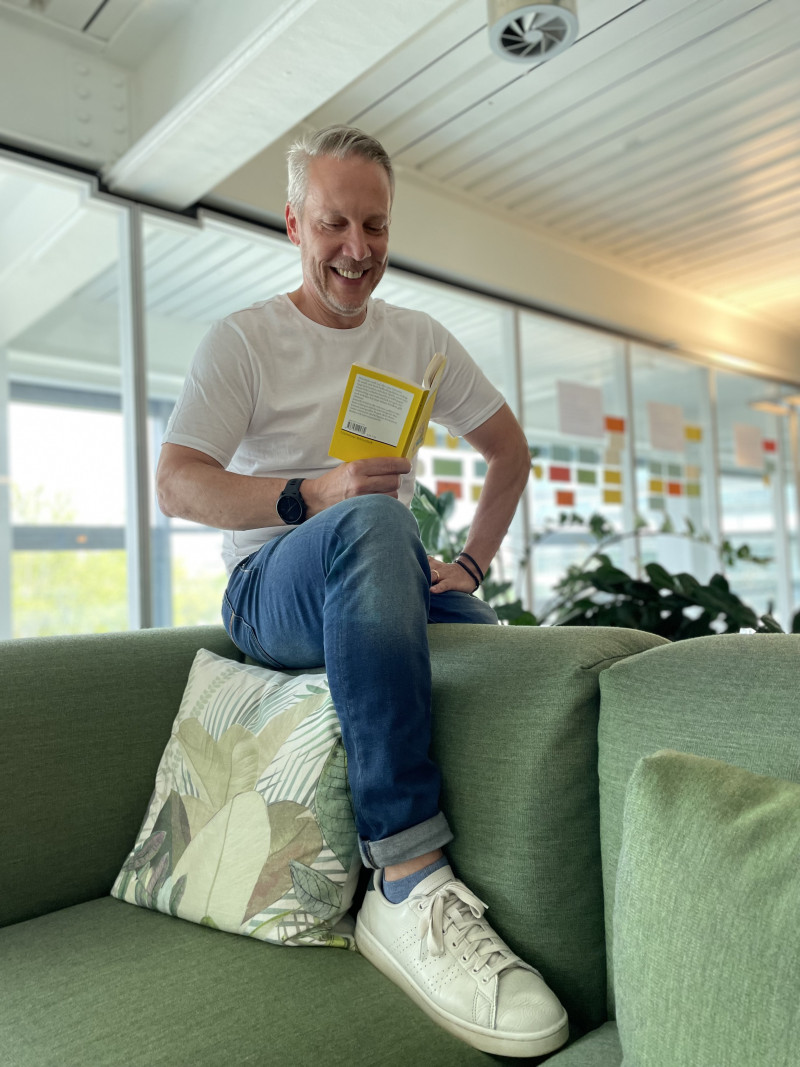 Mann liest Buch
