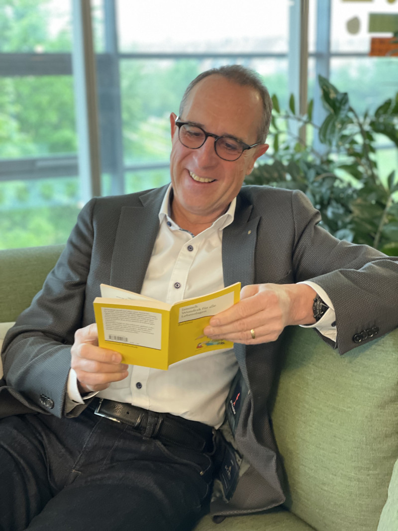 Mann liest Buch