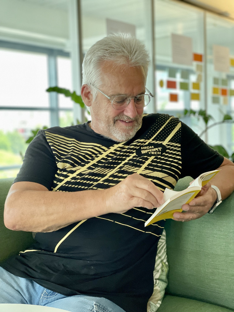 Mann liest Buch