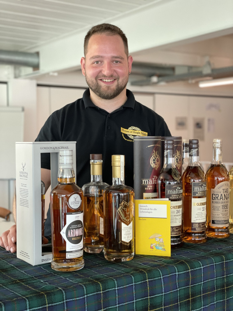 Mann, Buch, Whisky