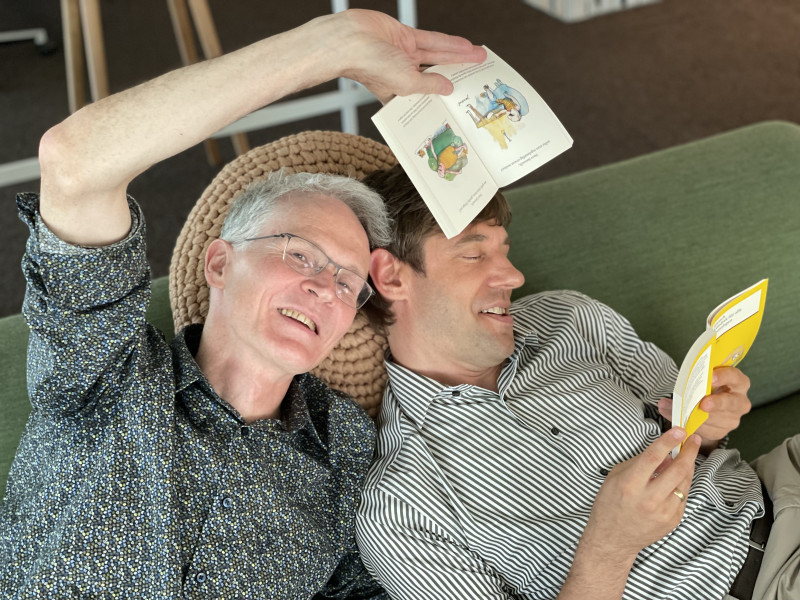 2 Männer mit Buch