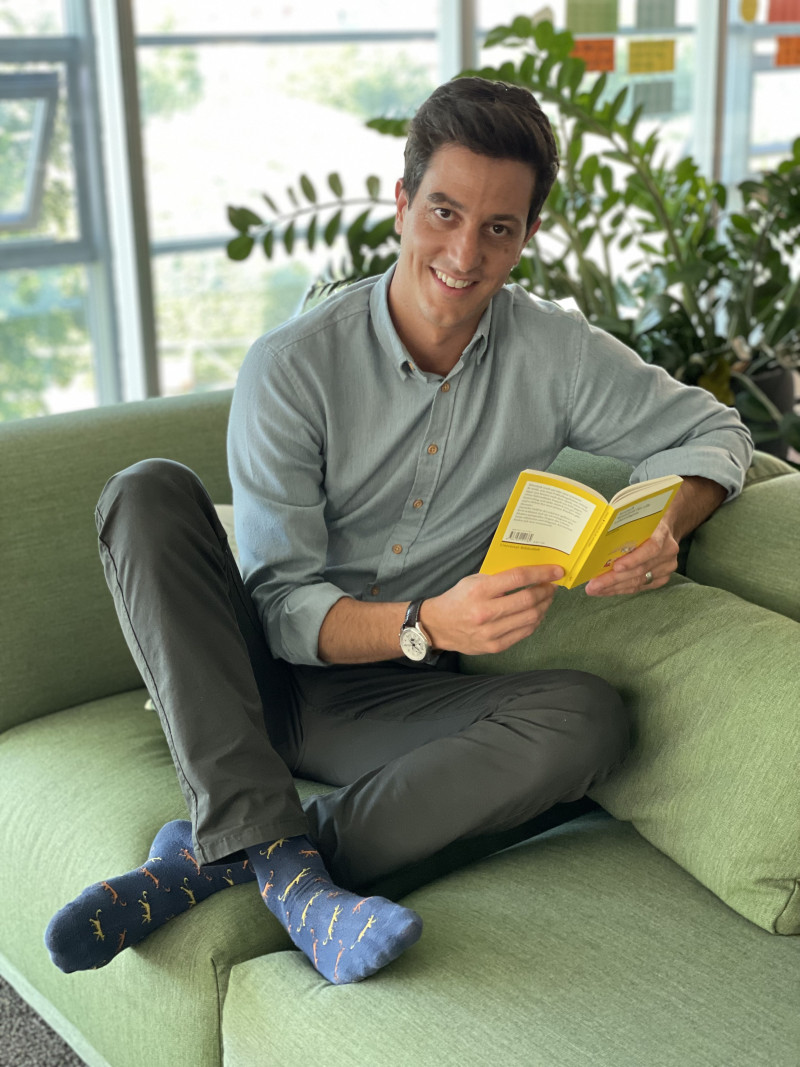 Mann mit Buch