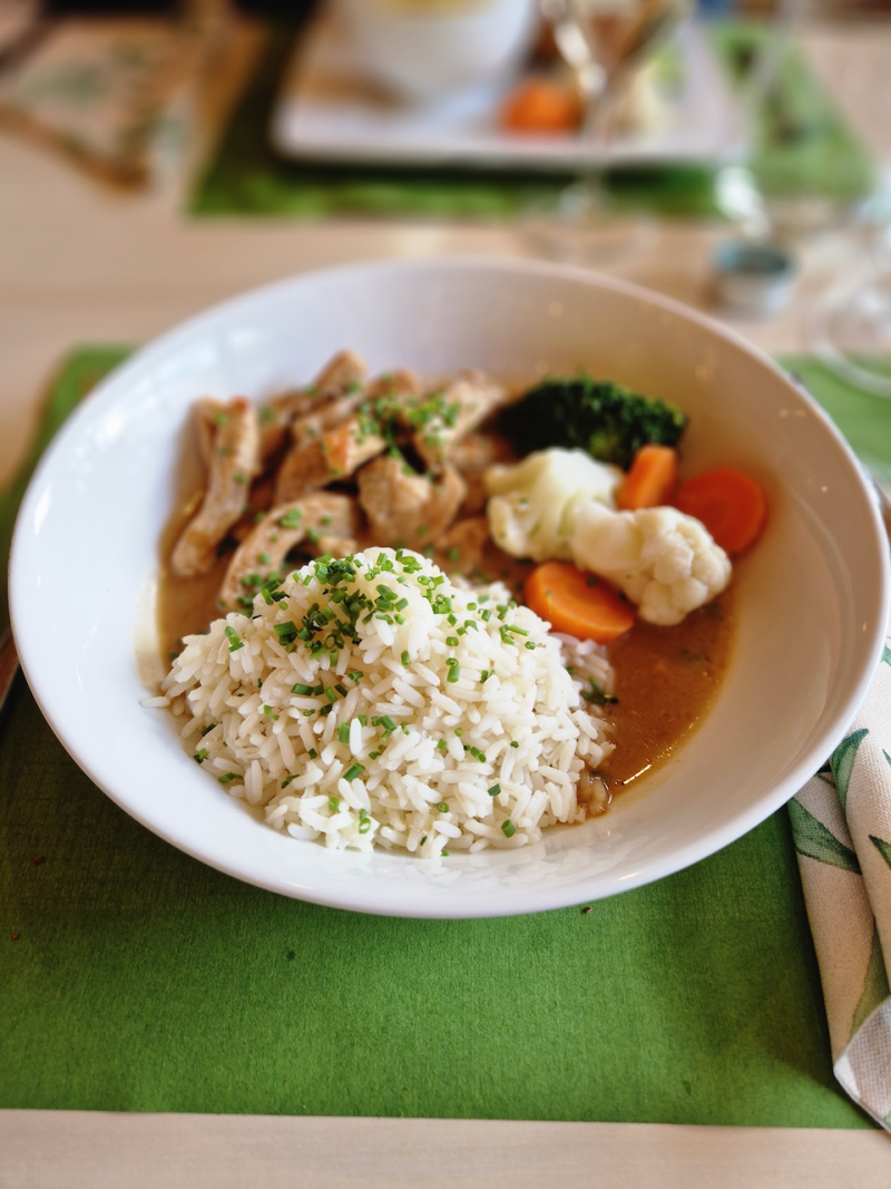 beim Mittagessen