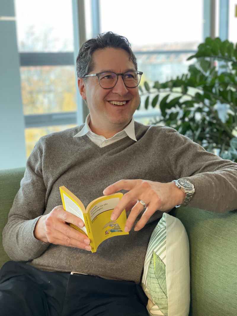 Mann liest Buch