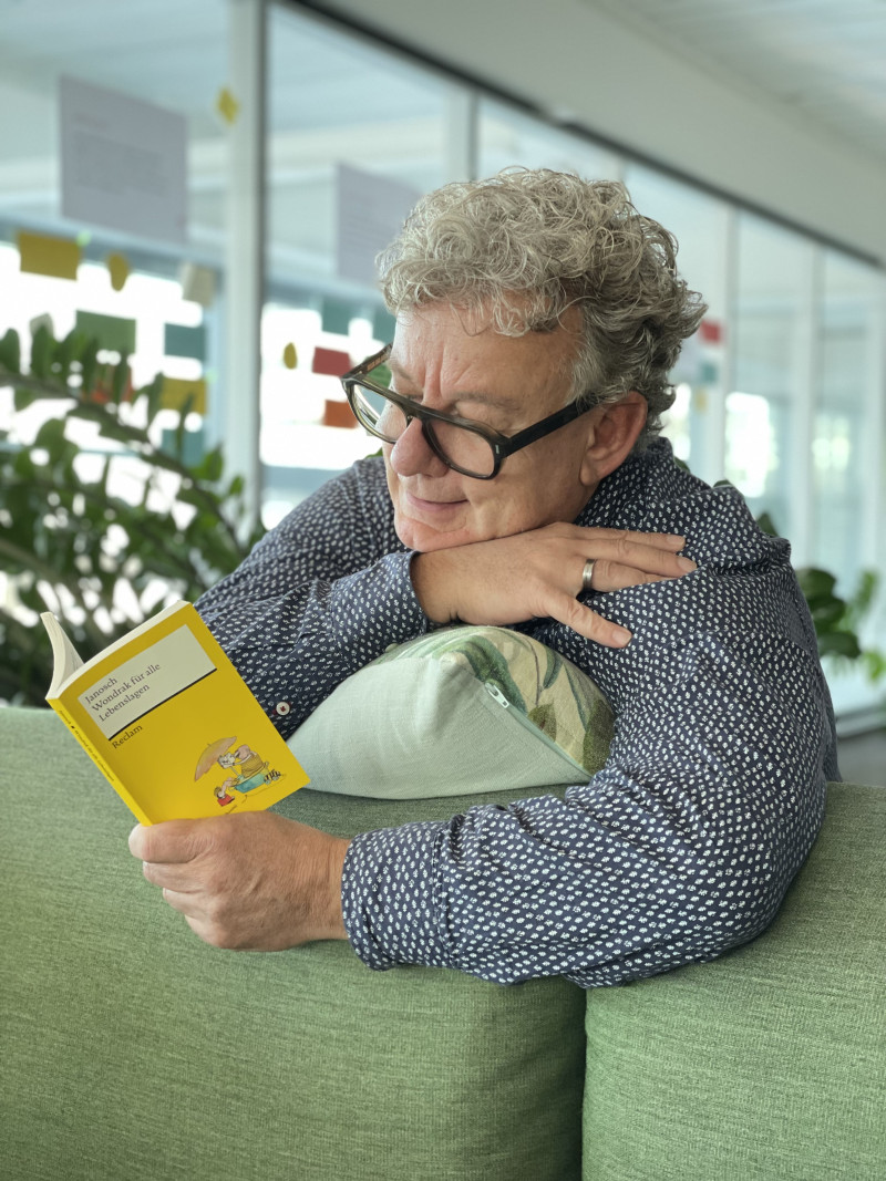 Mann liest Buch