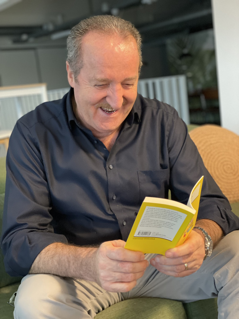 Mann liest Buch
