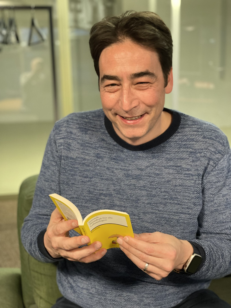Mann liest Buch