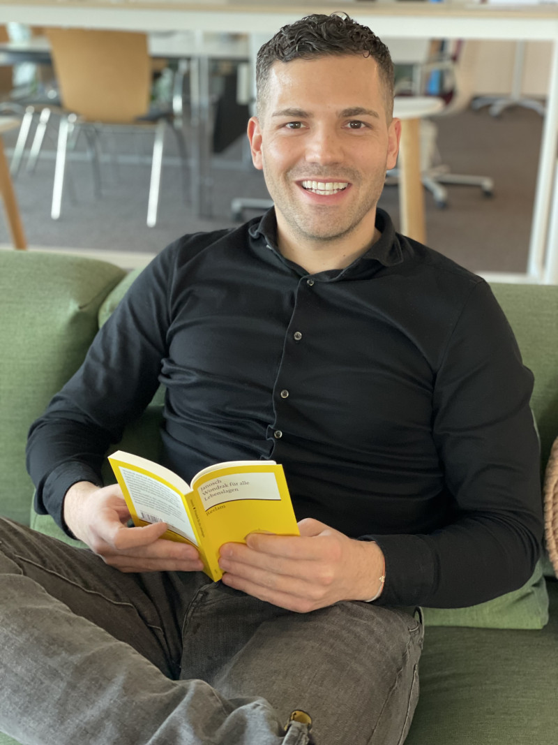 Mann liest Buch