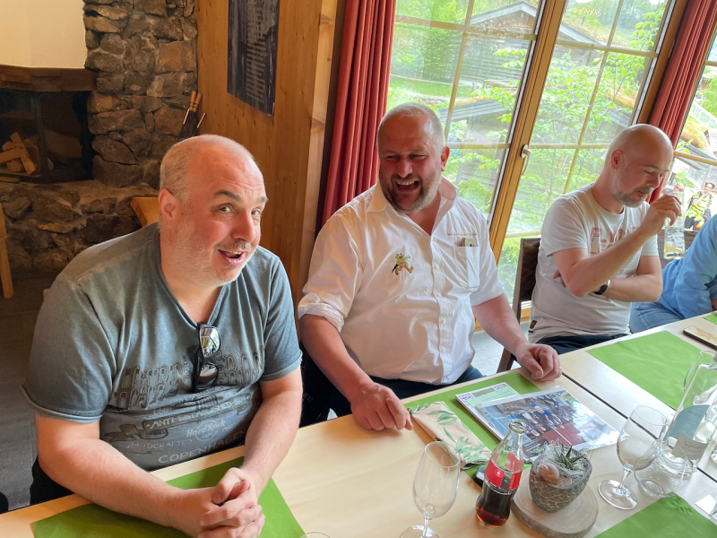 beim Mittagessen