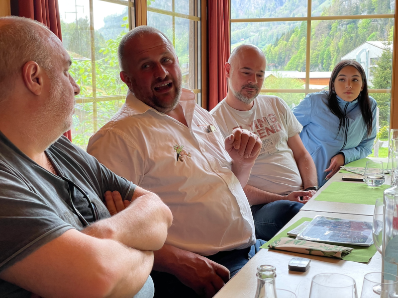 beim Mittagessen