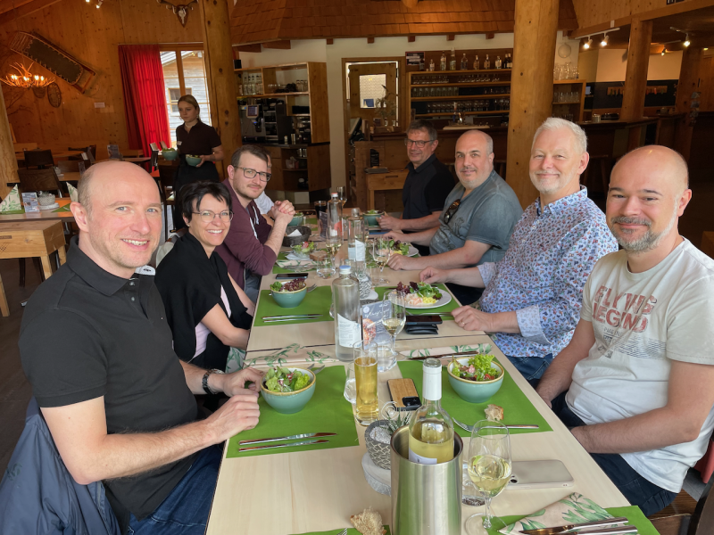 beim Mittagessen