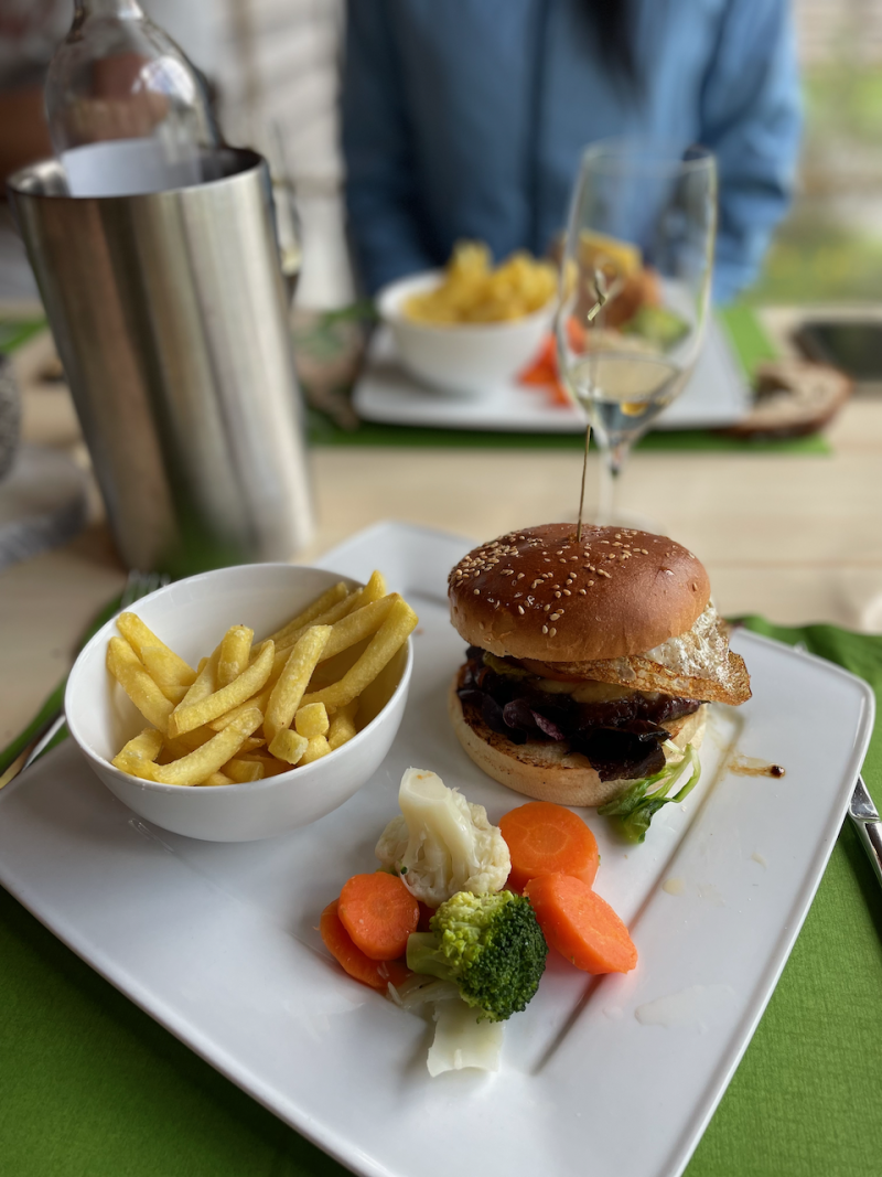 beim Mittagessen