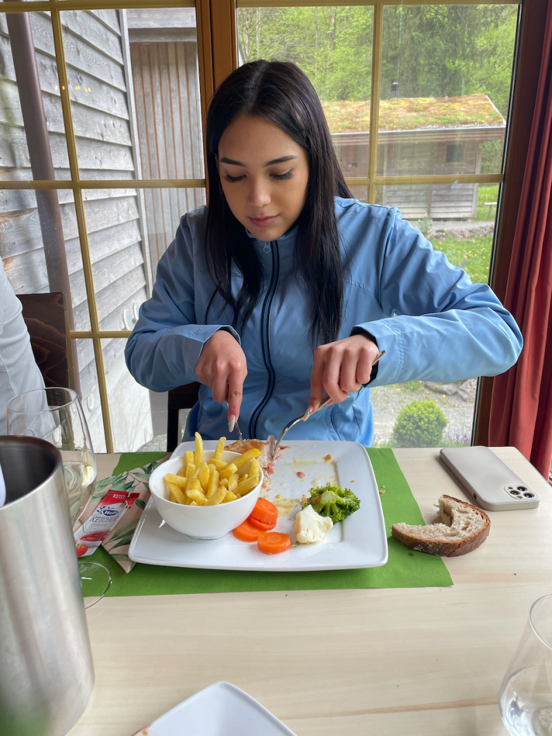 beim Mittagessen